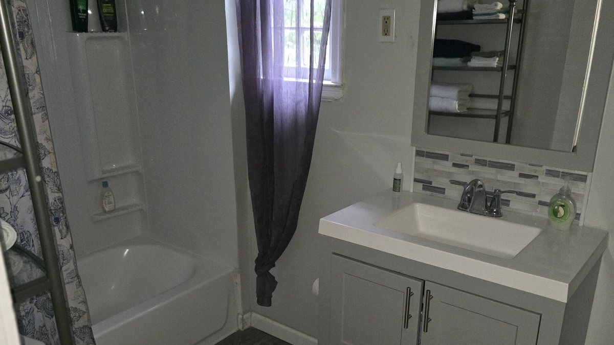 Lorain House | Spacious 5-bedroom house in peaceful Lorain with AC, WiFi