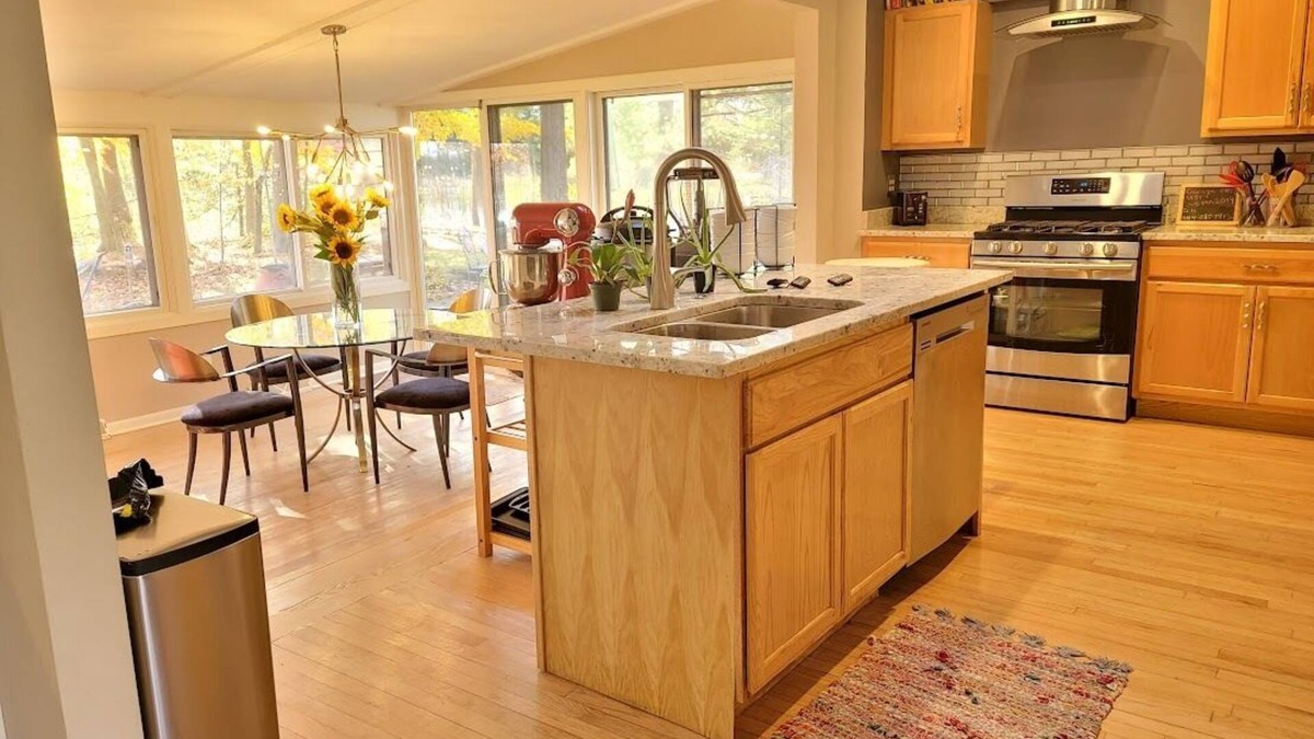 Mequon House | Spacious 5-bedroom house in awesome Mequon with WiFi, fitness room
