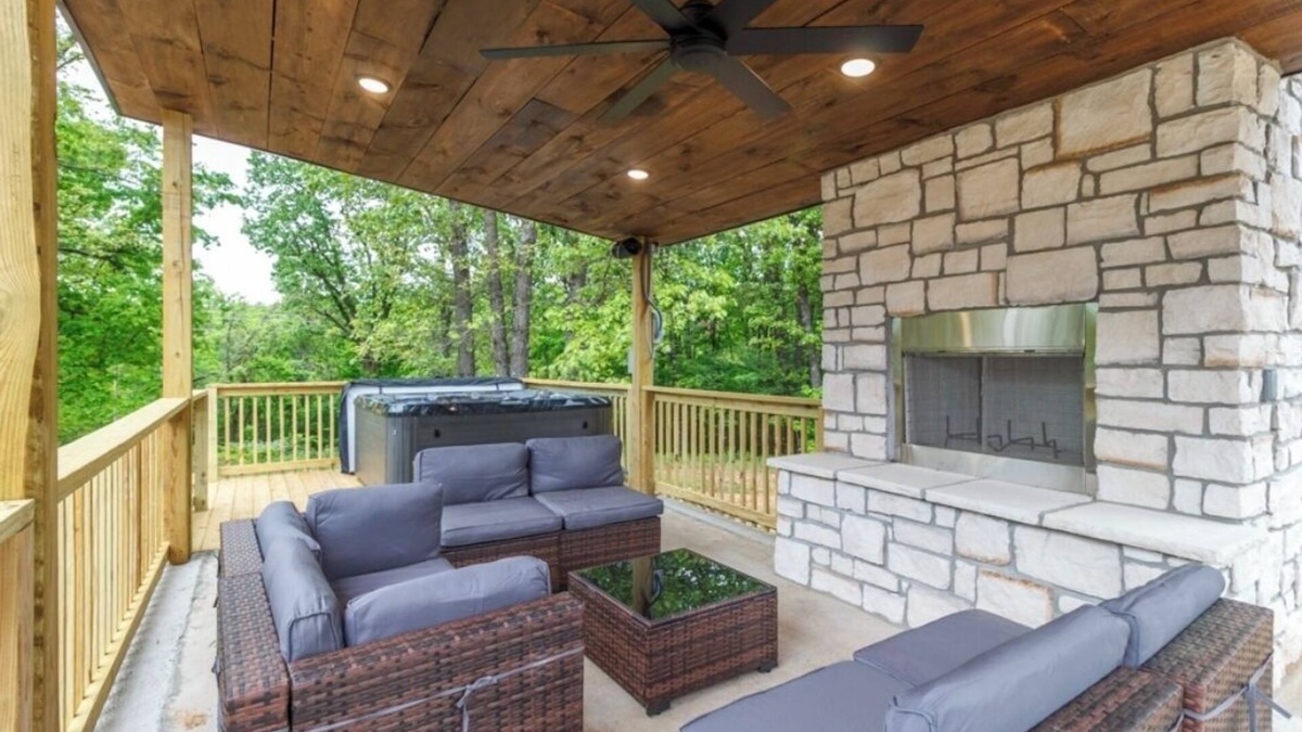 Lebanon Cabin | Spacious 5-bedroom just 1 minute from Bennett Spring State Park!