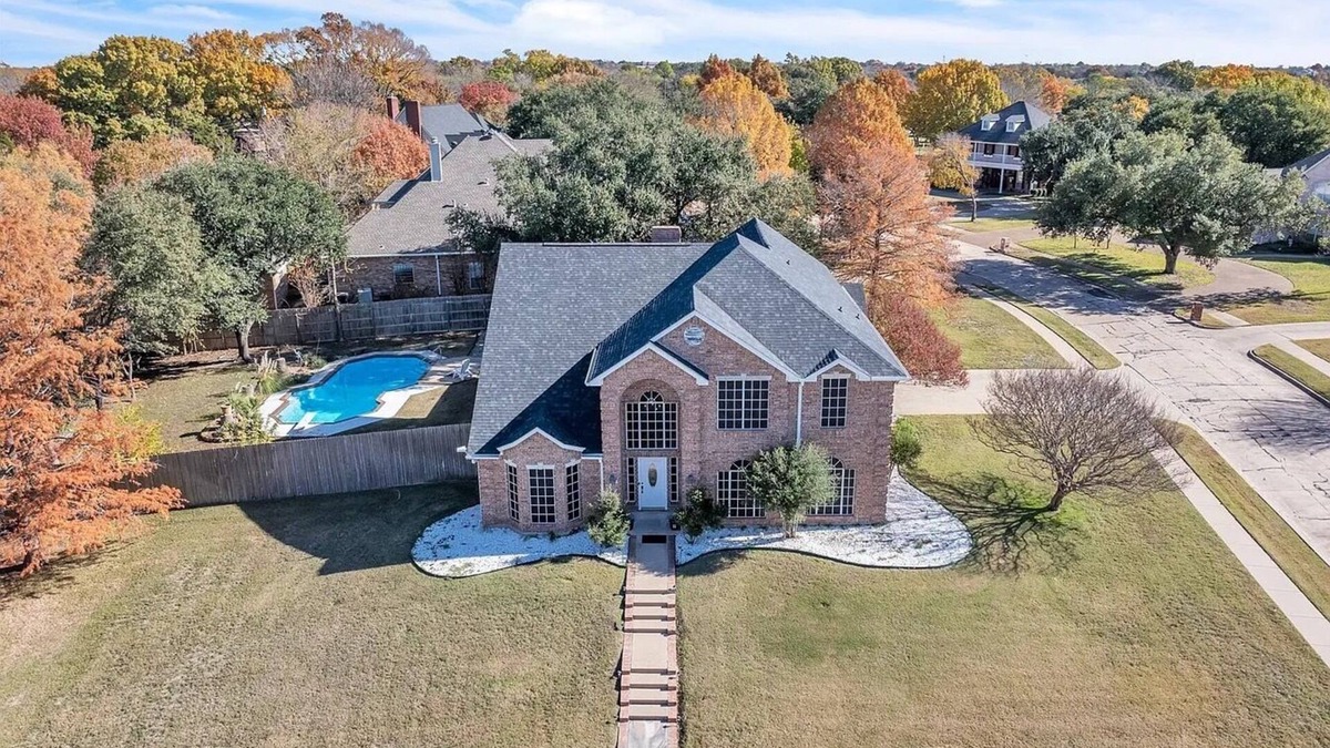 Ennis House | Spacious 5-bedroom Lakeside Retreat w/Pool in Ennis, TX -Sleeps 14