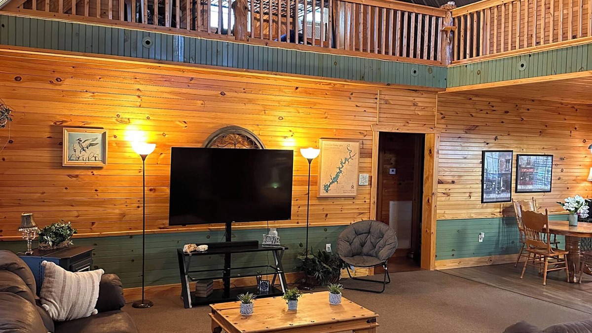 Cookson Cabin | Spacious 5-bedroom lodge with boat trailer parking, @ Lake Tenkiller, in Cookson