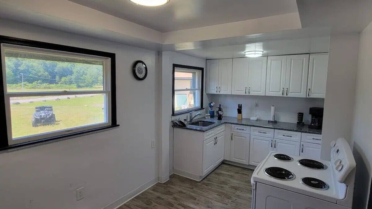Gouldsboro Cottage | Spacious 5-Bedroom Pocono Getaway with Hot-Tub