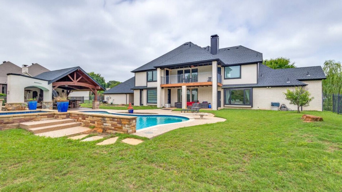 Flower Mound House | Spacious 5-bedroom house with AC. House located near lake in Flower Mound.