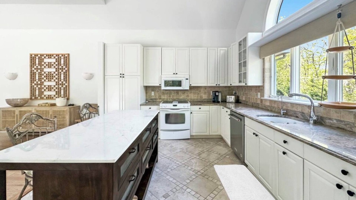 Hampton Bays House | Spacious 5-bedroom house with Pool, Sauna. Large Yard and 5mins to beach,