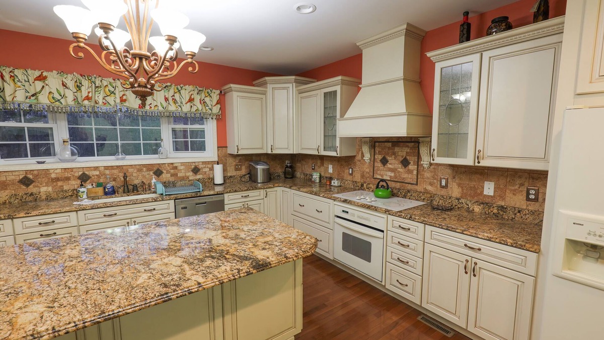 Martinsville House | Spacious 5-bedroom house with WiFi and AC in charming Martinsville