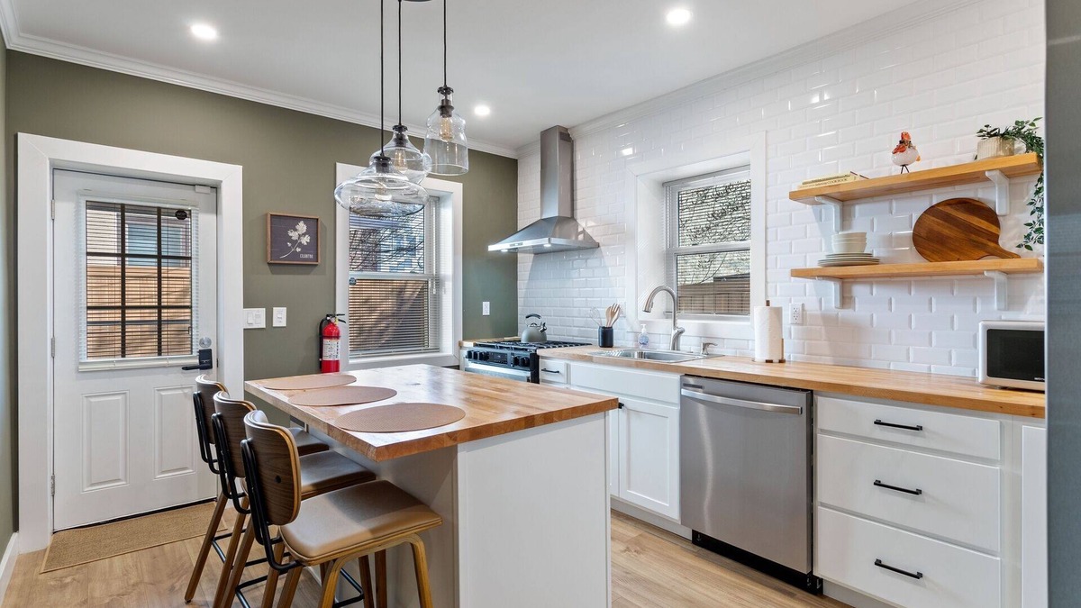 West Poplar House | Spacious 5-bedroom house with WiFi and AC in fabulous North Philadelphia