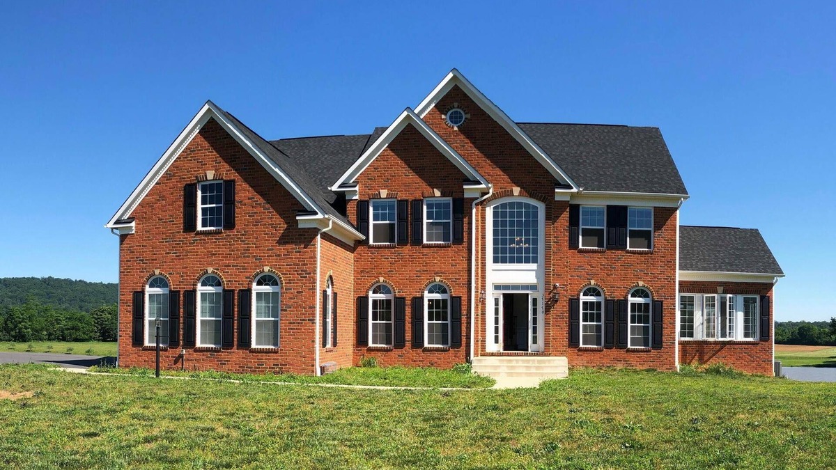 Purcellville House | Spacious 5-bedroom Lakefront View Home