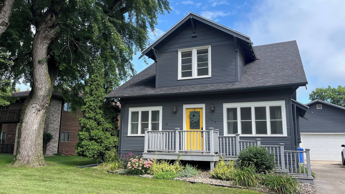 Sioux Center House | Spacious 5-bedroom Sioux Center house that's a short walk from Dordt