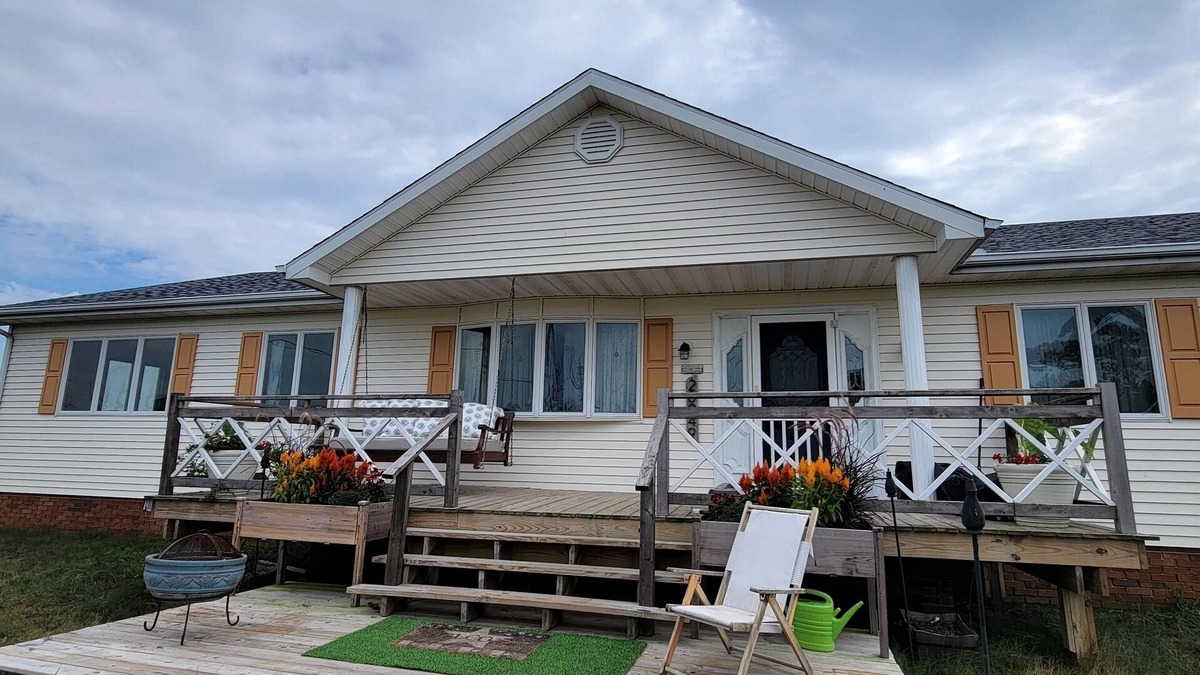 Ewell House | Spacious 5-bedroom house with WiFi, AC and private dock on charming Smith Island
