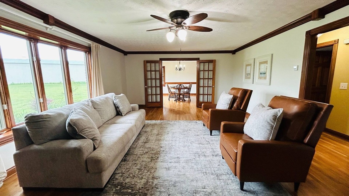 Springfield House | Spacious 5-bedroom house w/lots of land, a pond and an orchard in Springfield!