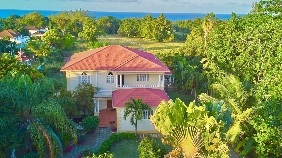 Runaway Bay Villa | Spacious 5 Bedroom Villa, Centrally Located, Near Beach.