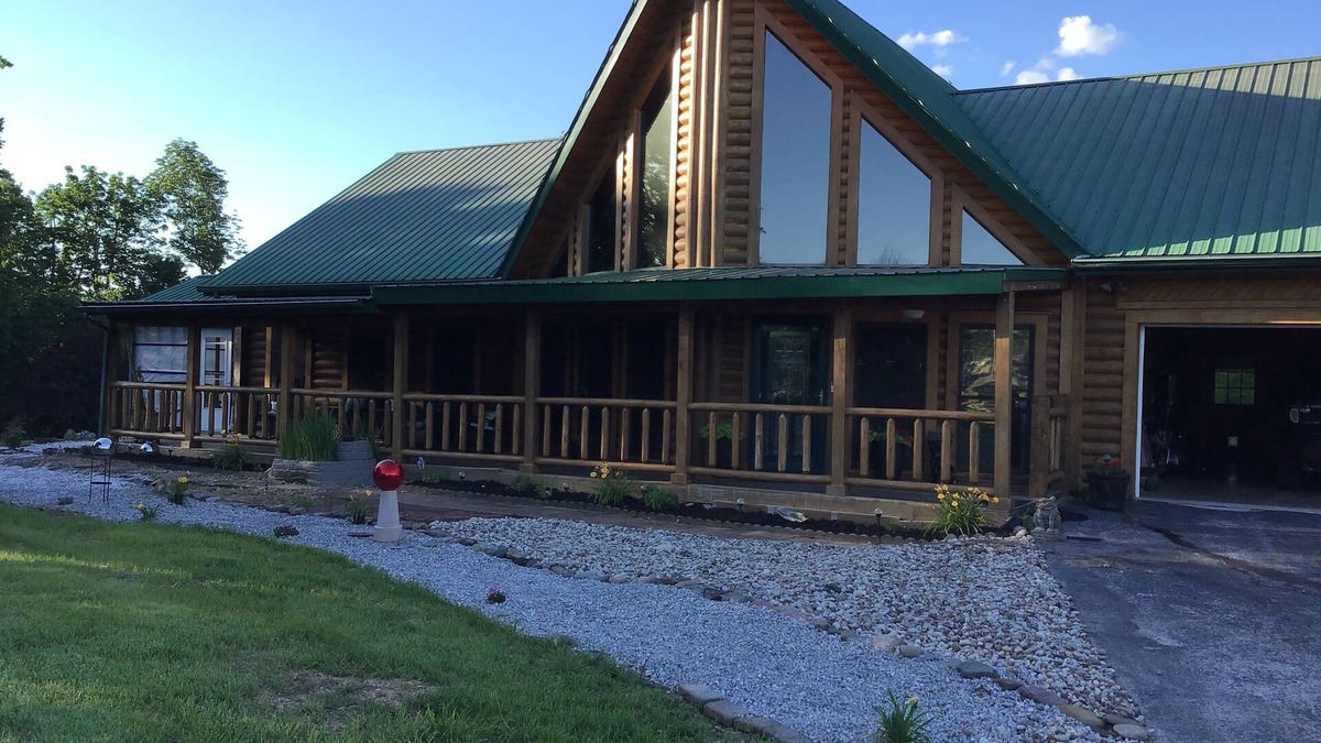 Bronston Cabin | Spacious 5 bedrooms, three stories log cabin with WiFi, AC in charming Bronston