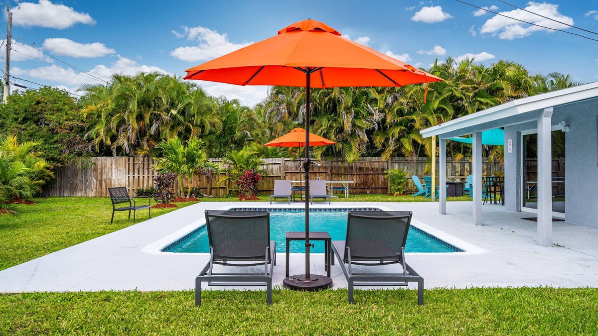 Sunset Villa | Spacious 5 BR with Large Pool, 13 min to the Ocean