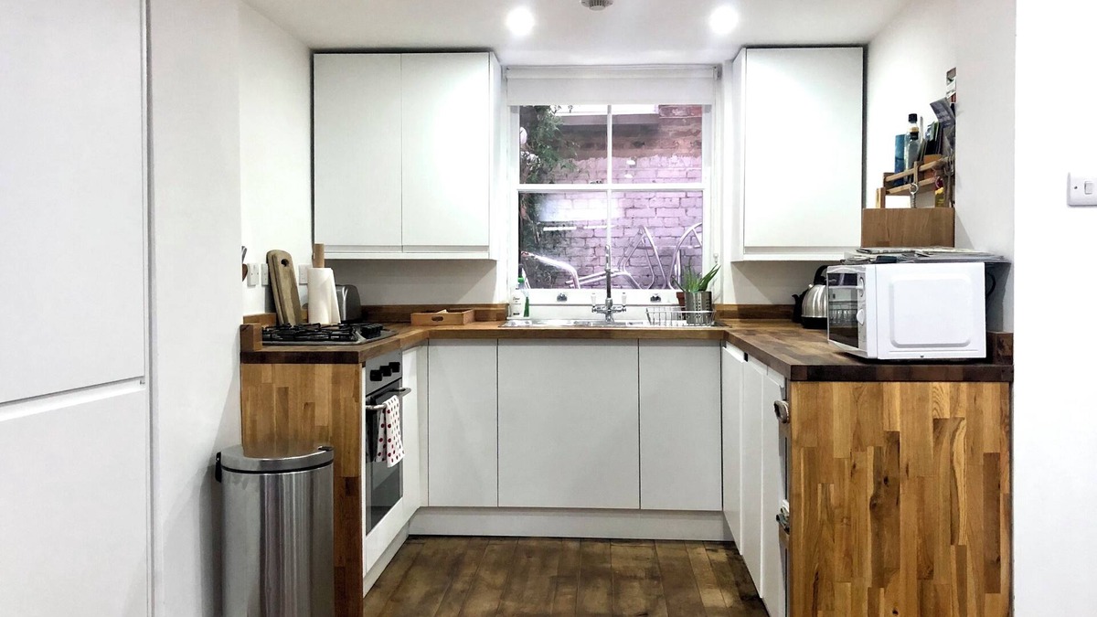 Weavers Apartment | Spacious 50 sq mtr Shoreditch studio and patio in a charming Georgian house.