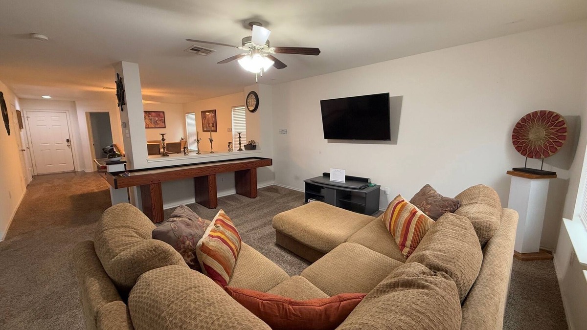 Pflugerville House | Spacious 5BR 11 Beds Sleeps 15 Fenced Yard w/Grill – Great July Rates!