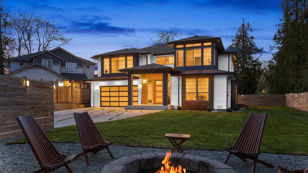 Federal Way House | Spacious 5BR/3BA + Game room, Tacoma Home w/Covered Deck & Fireplace