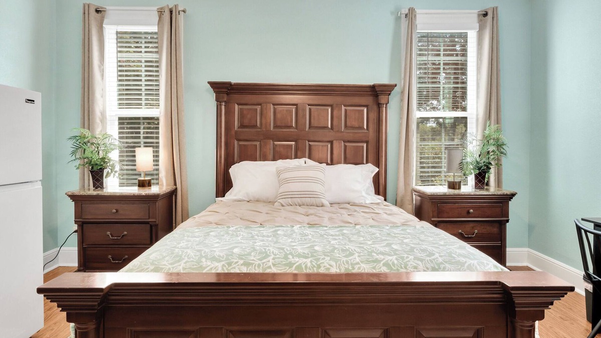 Sherman House | Spacious 5BR Corporate Home/Ideal for Work Crews & Long Stays/Centrally located