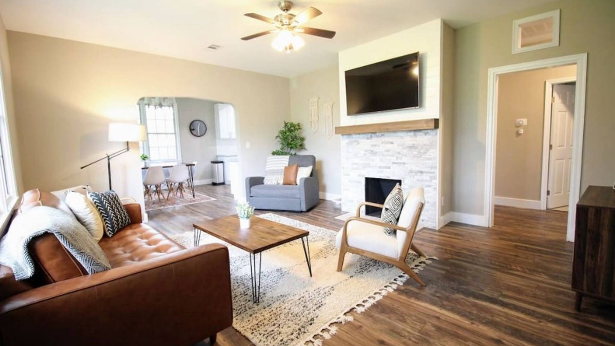 Warrington House | Spacious 5BR home. 10 min to NAS. 20 min to beach