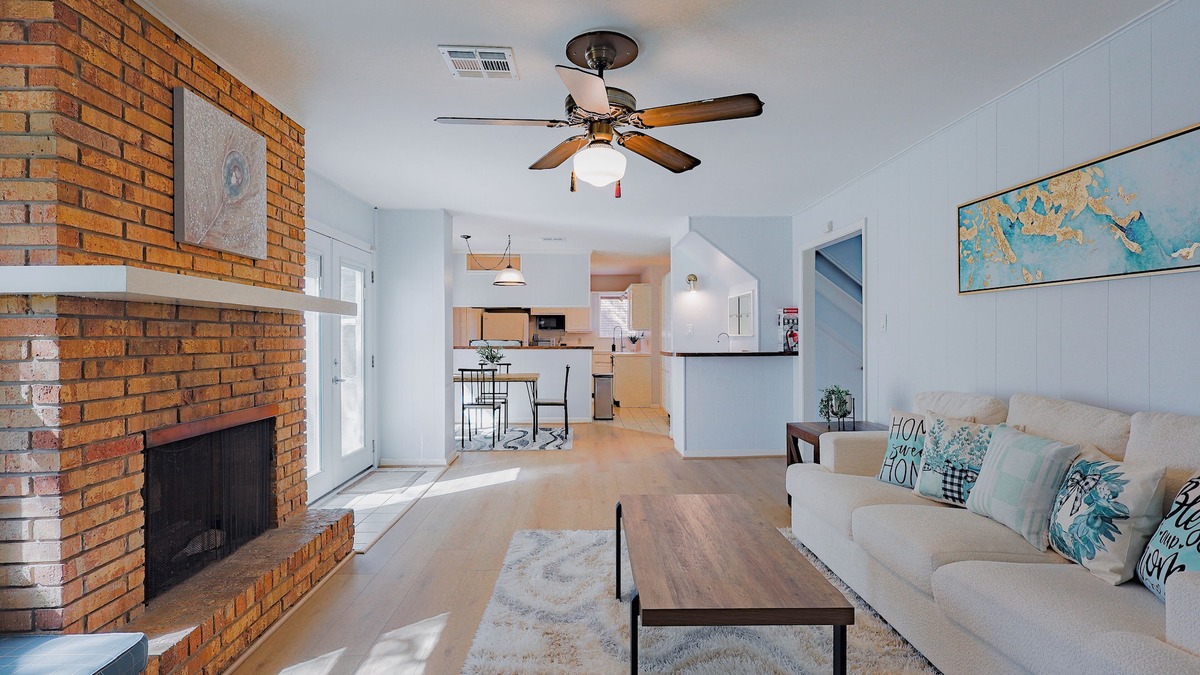 Spring Branch West House | Spacious 5BR Home - Near Energy Corridor - Sleeps 14 - Pet friendly