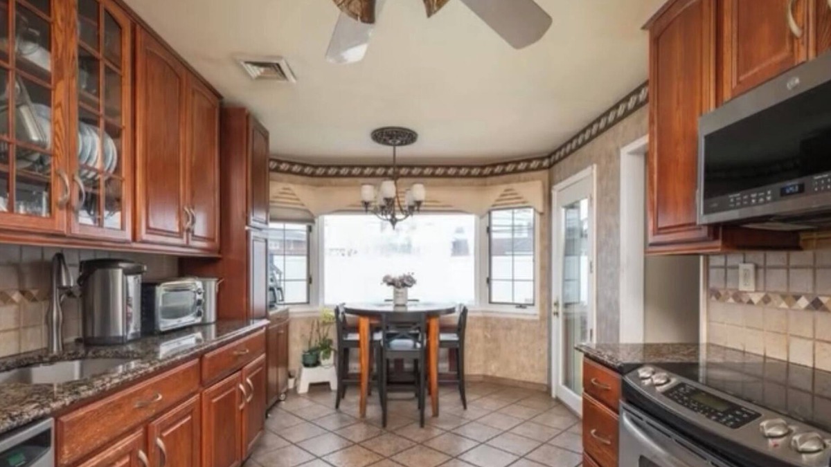 Syosset House | Spacious 5BR Home Sleeps 10 Near NYC & Long Island Beaches