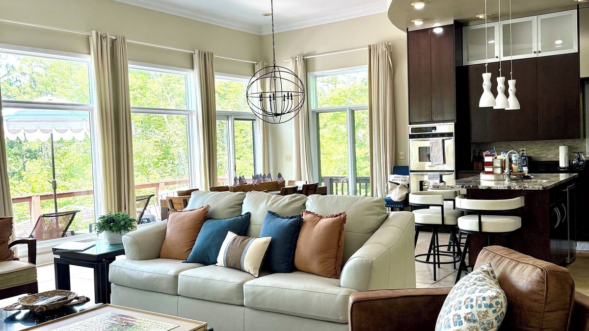 Dadeville House | Spacious 5BR, private dock, quiet cove, great for kids and close to Auburn!