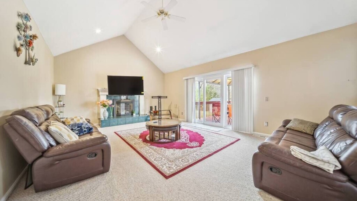 Solon House | Spacious 5BR Solon Home - BBQ Grill, Fire Pit