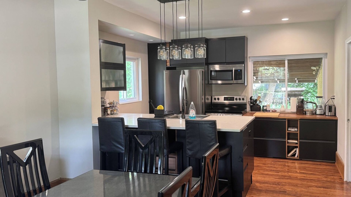 Old West Side House | Spacious 5BR Townhouse w/Roof Deck, Walk to Main St in Ann Arbor