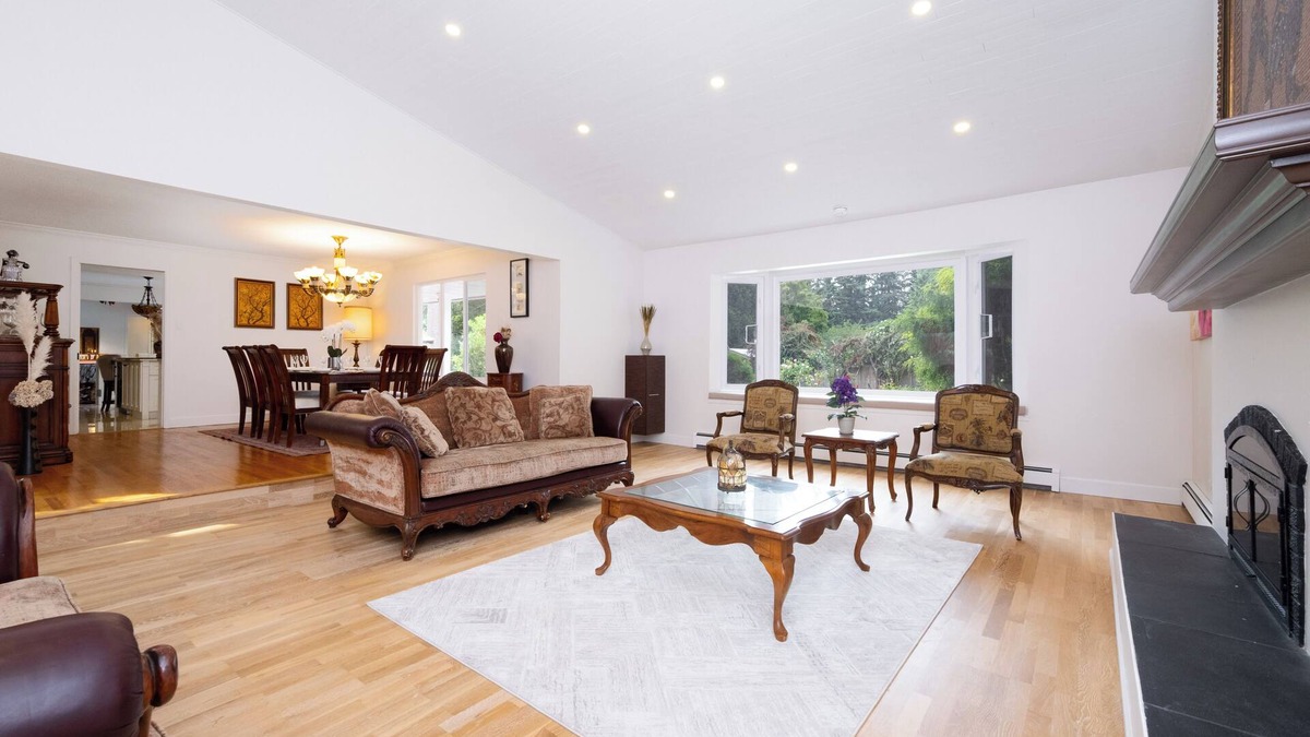 Surrey House | Spacious 5BR w/Pool & 5 Baths – Surrey Retreat