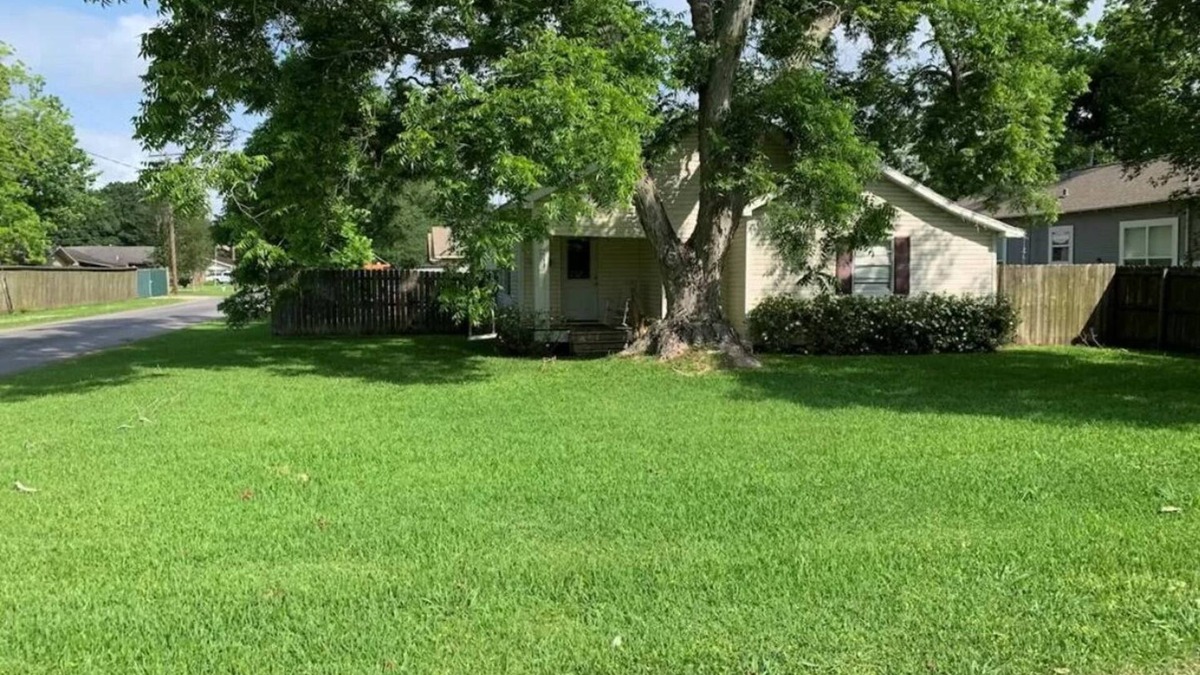 Groves House | Spacious 5BRs for Rent in Groves!