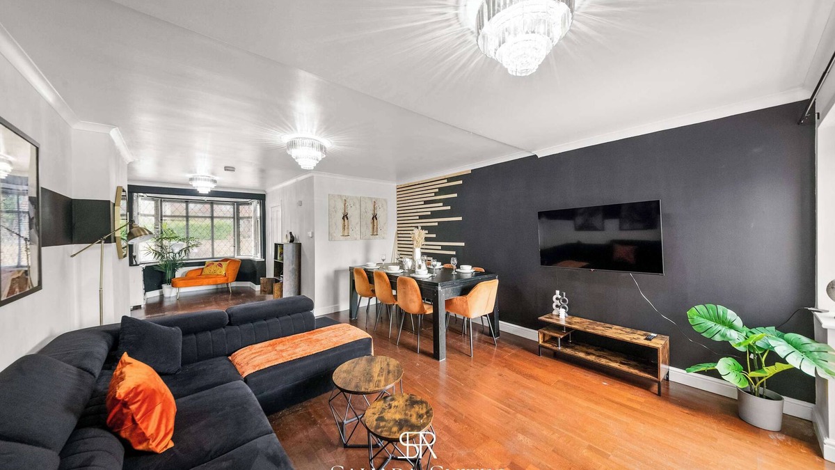 Reading House | Spacious 6-Bed Home in Reading | Parking