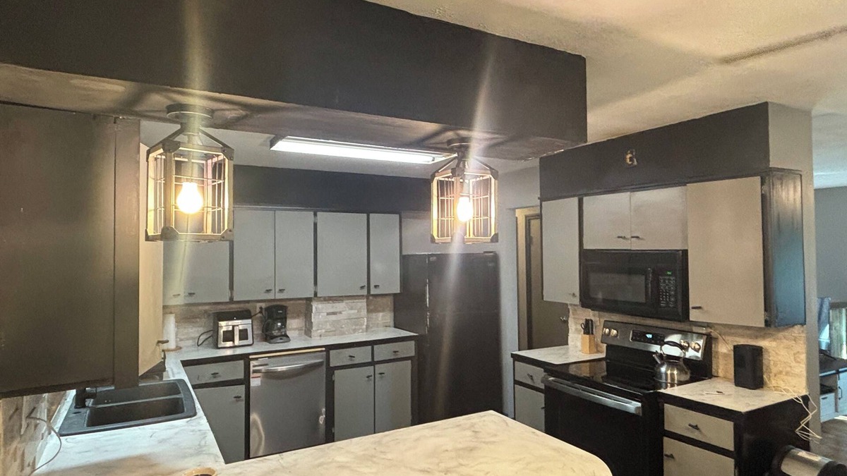 Cedar Rapids House | Spacious 6 Bed House, Wifi, TVs in all rooms. Jetted Tub, 2.5 Bath Close to I380
