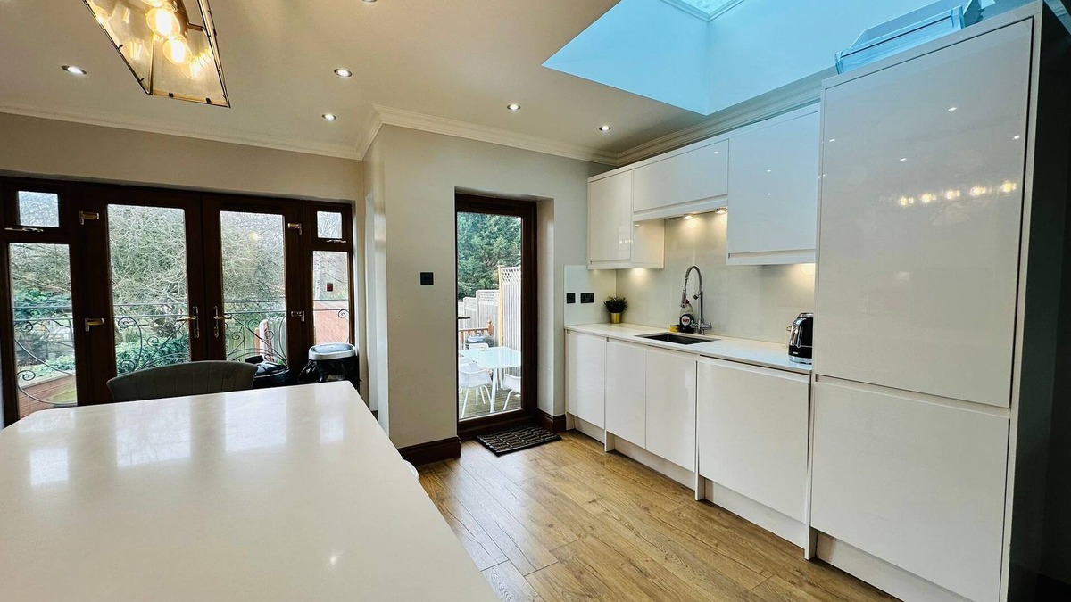 Sudbury House | Spacious 6 Bed House in Wembley