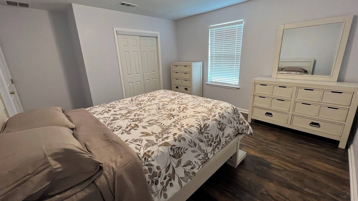 Austin House | Spacious 6-bedroom 3 Bathroom house.nNear UT, Downtown, COTA & Lots More