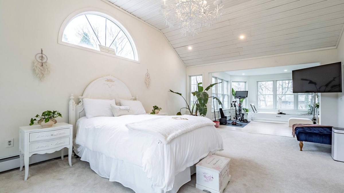 Westport House | Spacious 6-bedroom 4 bathroom Dream House, with salt water pool & stone hot tub.