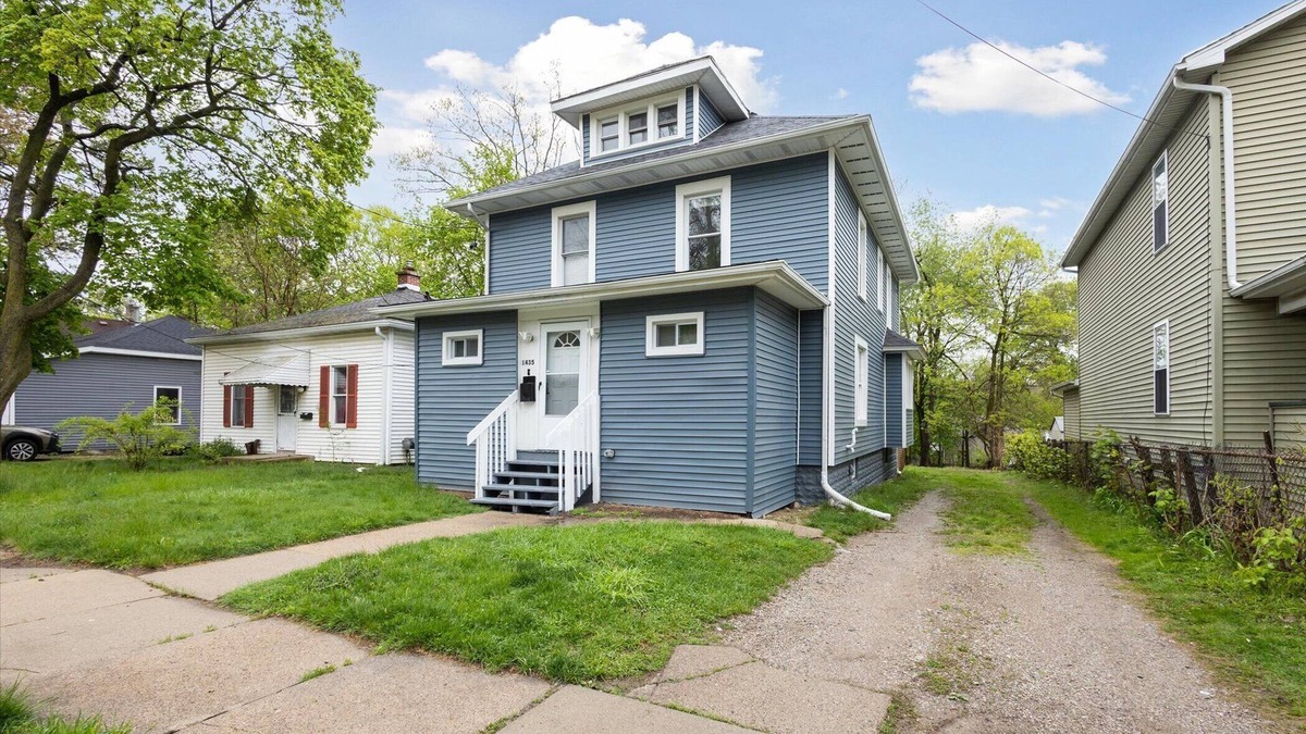 Lansing House | Spacious 6-bedroom building in fabulous Lansing with WiFi, AC