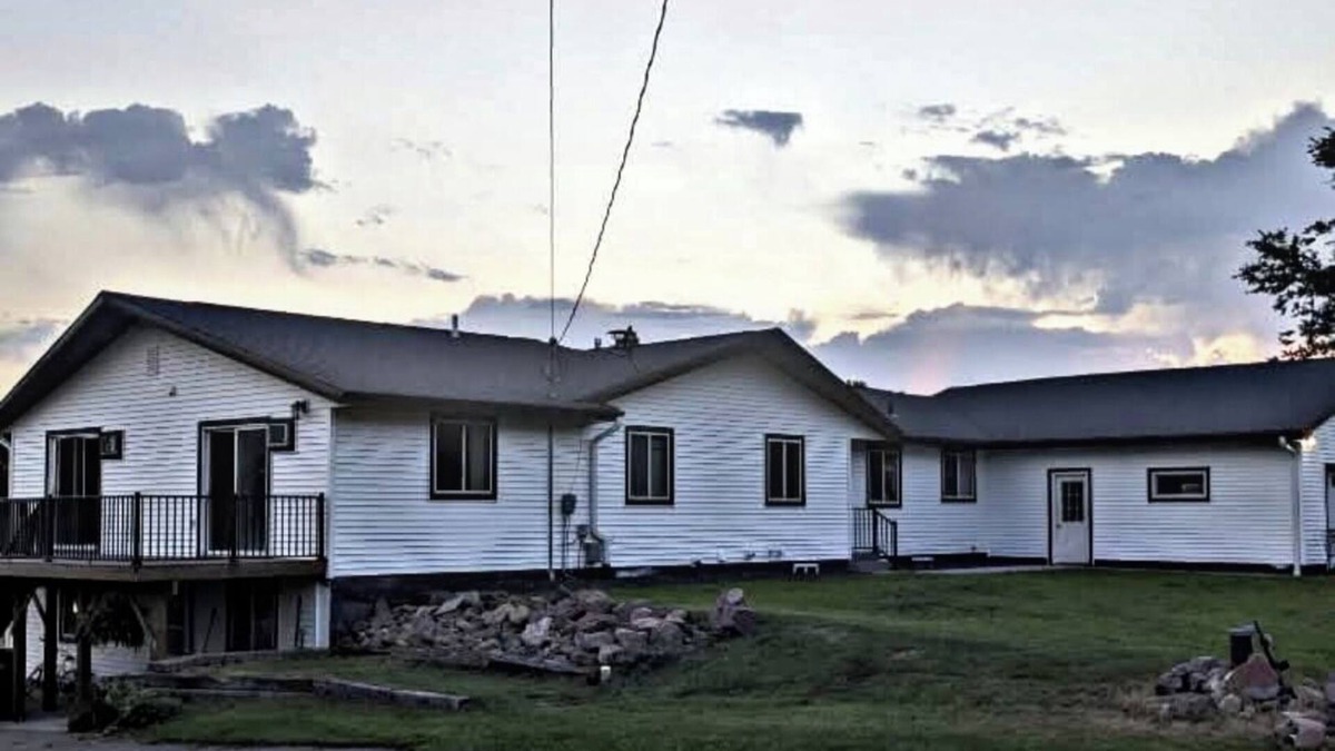 Eau Claire House | Spacious 6-bedroom house located on a beautiful large horse farm!