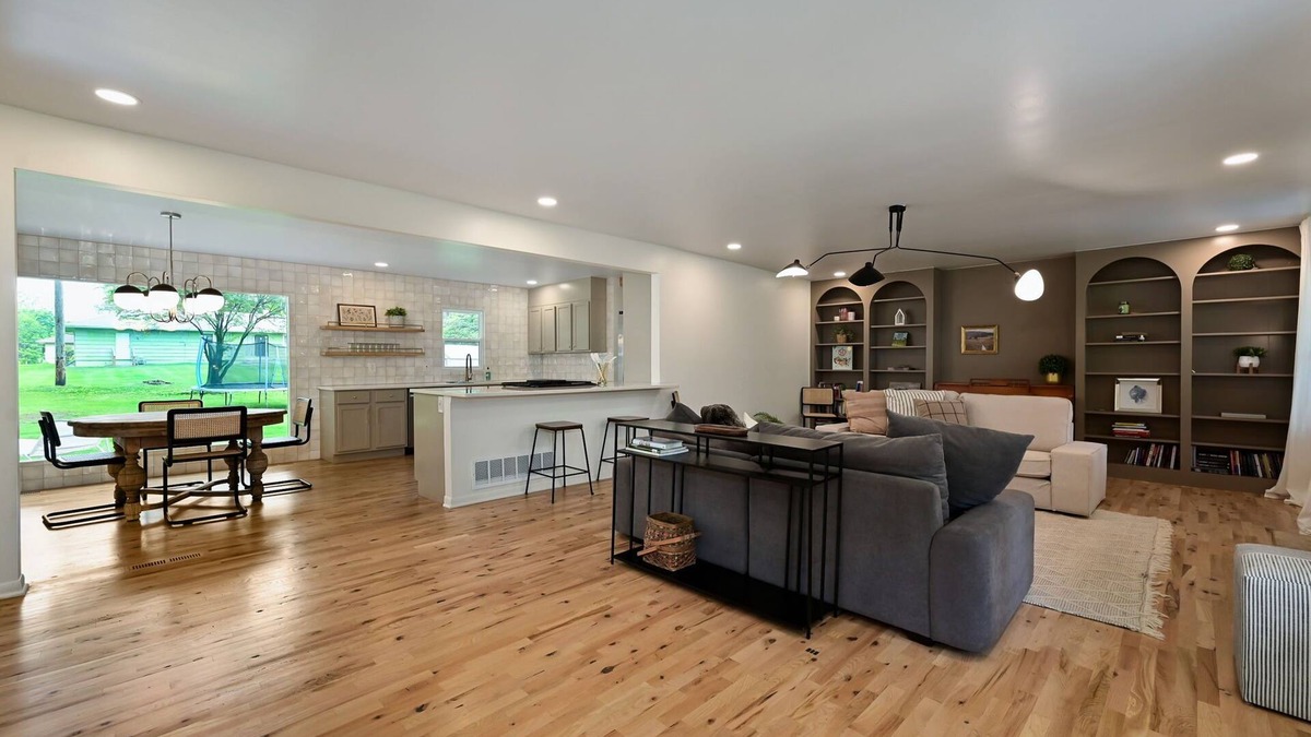 Grandview House | Spacious 6-bedroom house in Grandview with AC, WiFi. Pets Welcome!