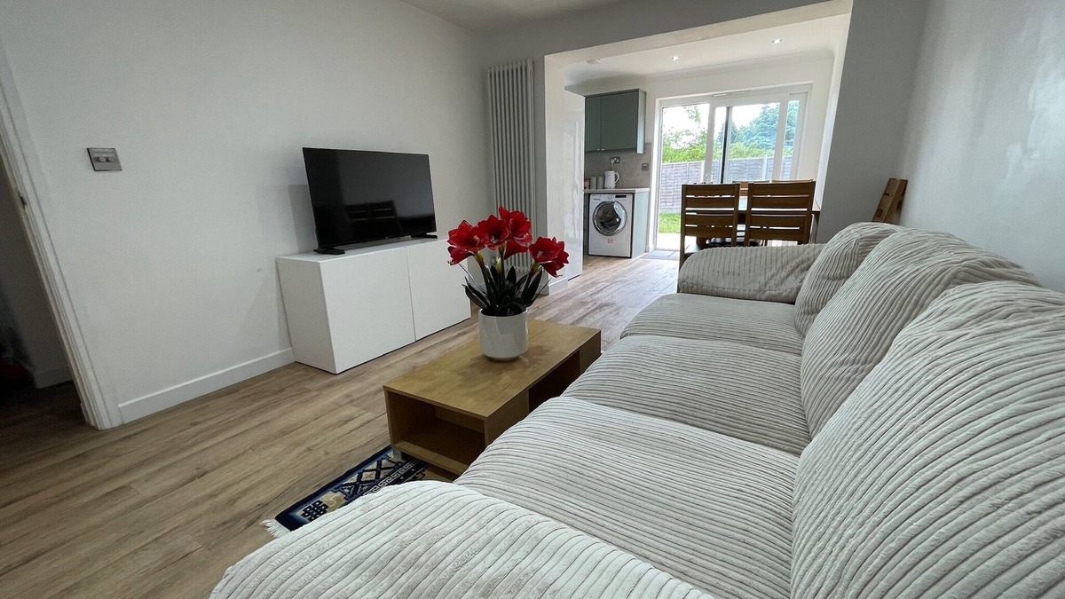 Reading House | Spacious 6 Bedroom Home|FREE Parking & Wi-Fi|Garden