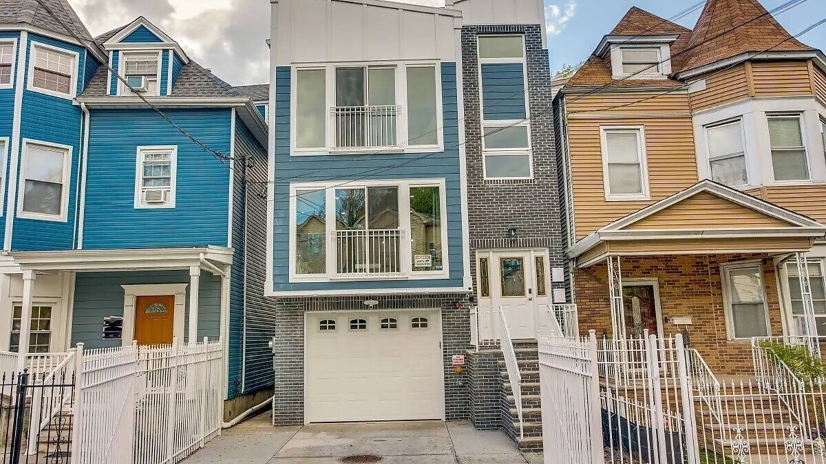 Ampere House | Spacious 6 Bedroom Home with NYC Access & Parking