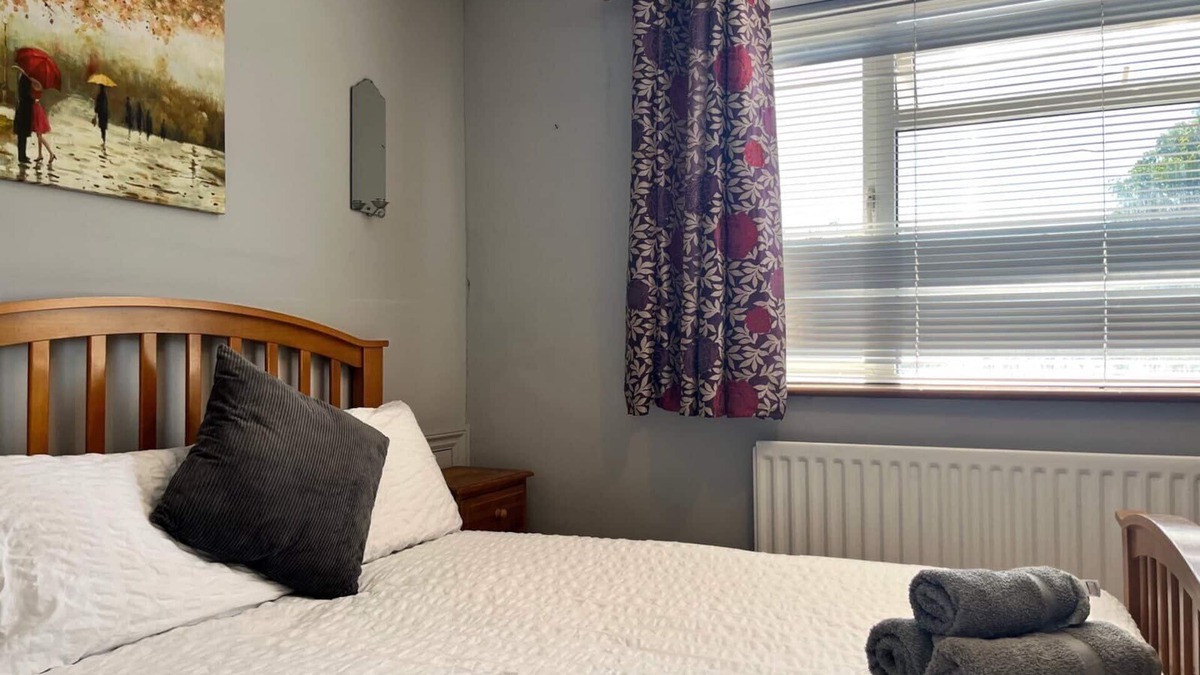 Crawley House | Spacious 6-bedroom house - 12 min from Gatwick