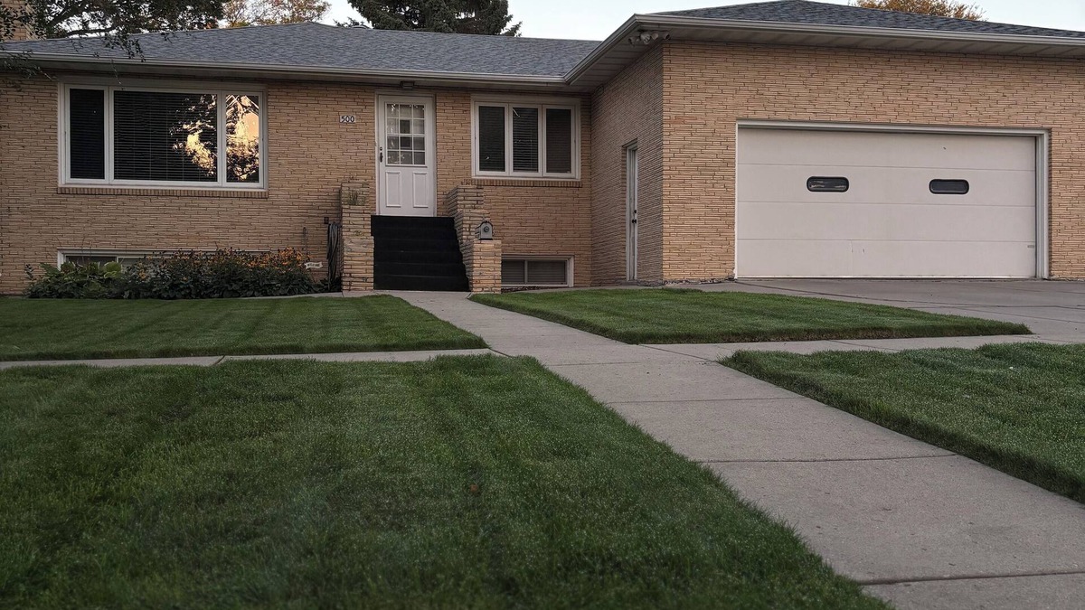 Bismarck House | Spacious 6-bedroom house in Bismarck with WiFi, AC, and pet friendly!