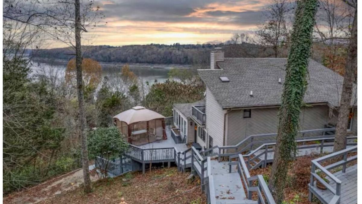 Bronston House | Spacious 6-bedroom house in welcoming Bronston, minutes to Lake Cumberland