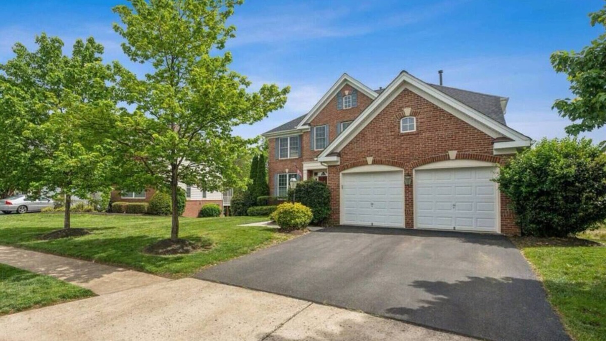 Aldie House | Spacious 6-bedroom house in charming Ashburn with fitness room, AC