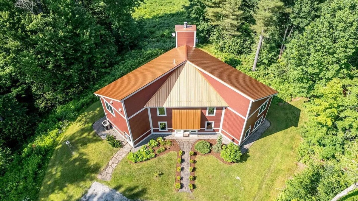 Johnson House | Spacious 6-bedroom house centrally located to Stowe, Smuggler's Notch & Jay Peak