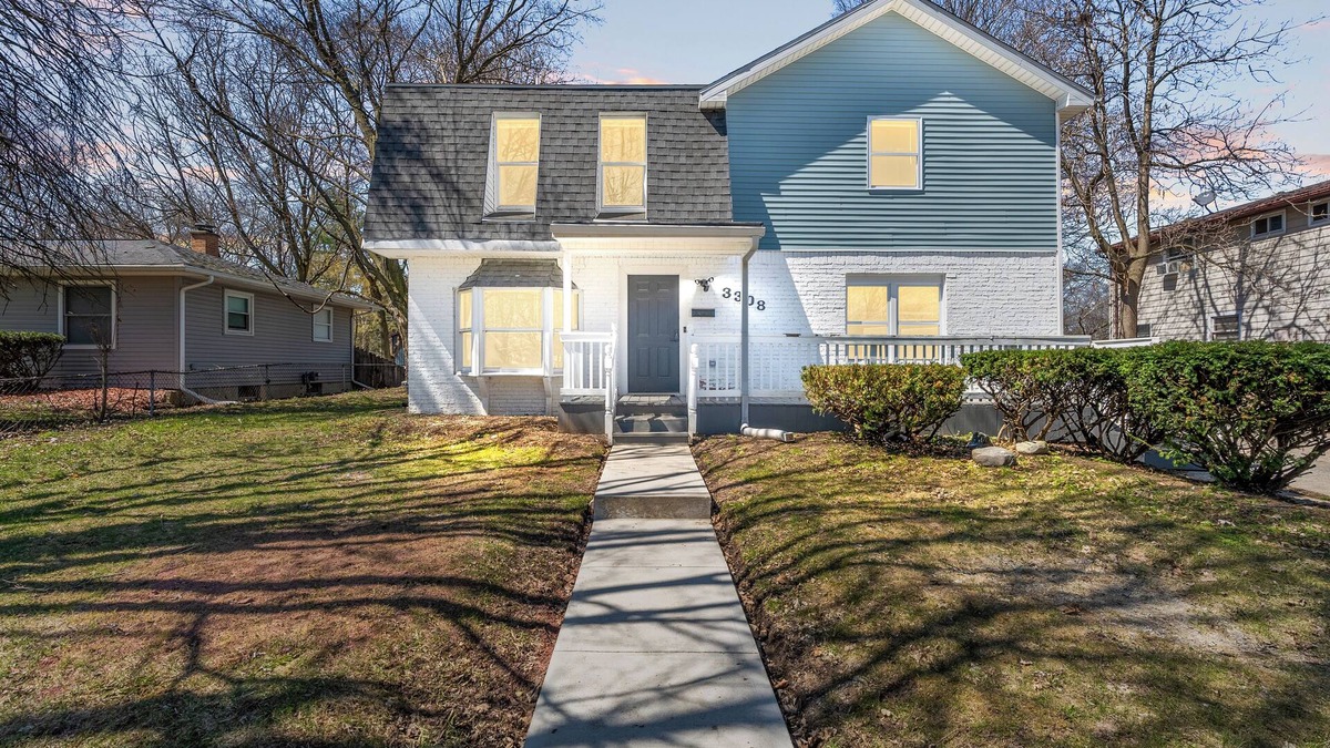 Lansing House | Spacious 6-bedroom house in awesome Lansing with AC, WiFi