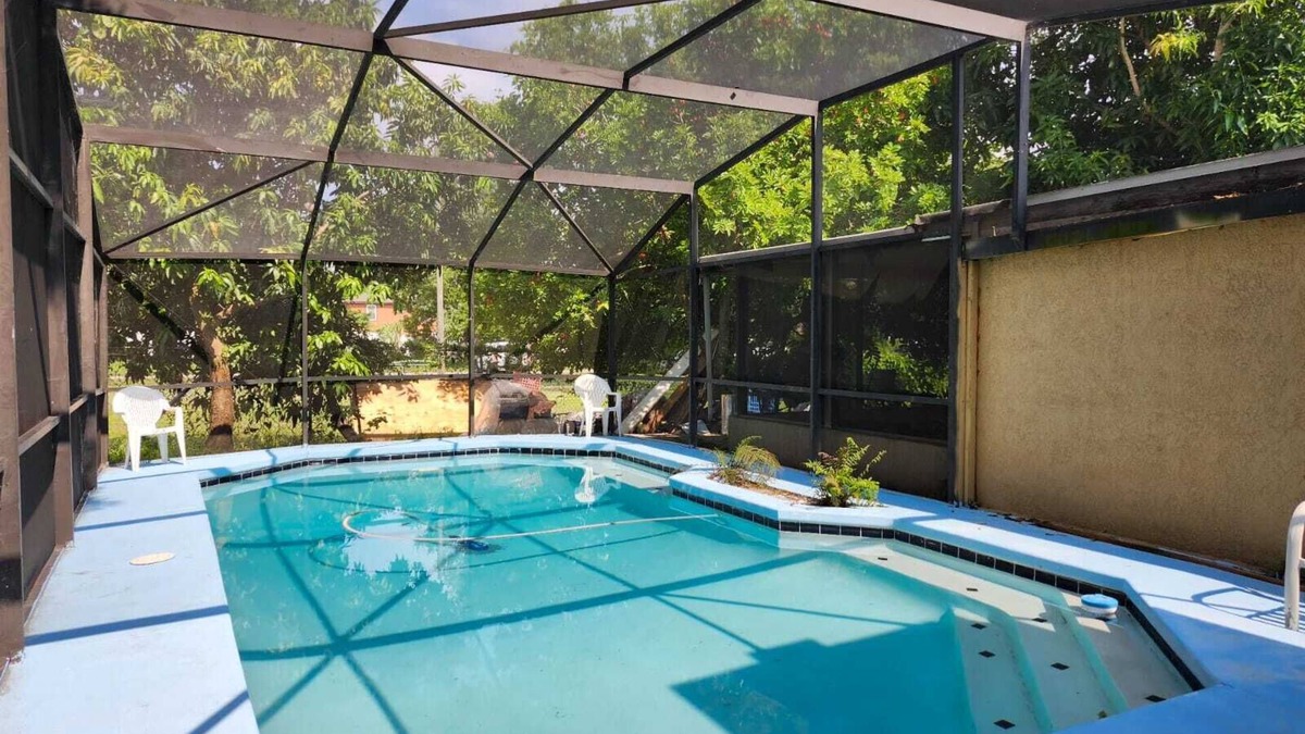 Northwest Orlando House | Spacious 6-bedroom house in charming Orlando with AC, WiFi