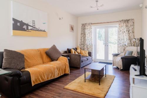 Dudley House | Spacious 6 bedroom House in Dudley with optional Nursery-Drive and Garage-Families and Contractors Welcome
