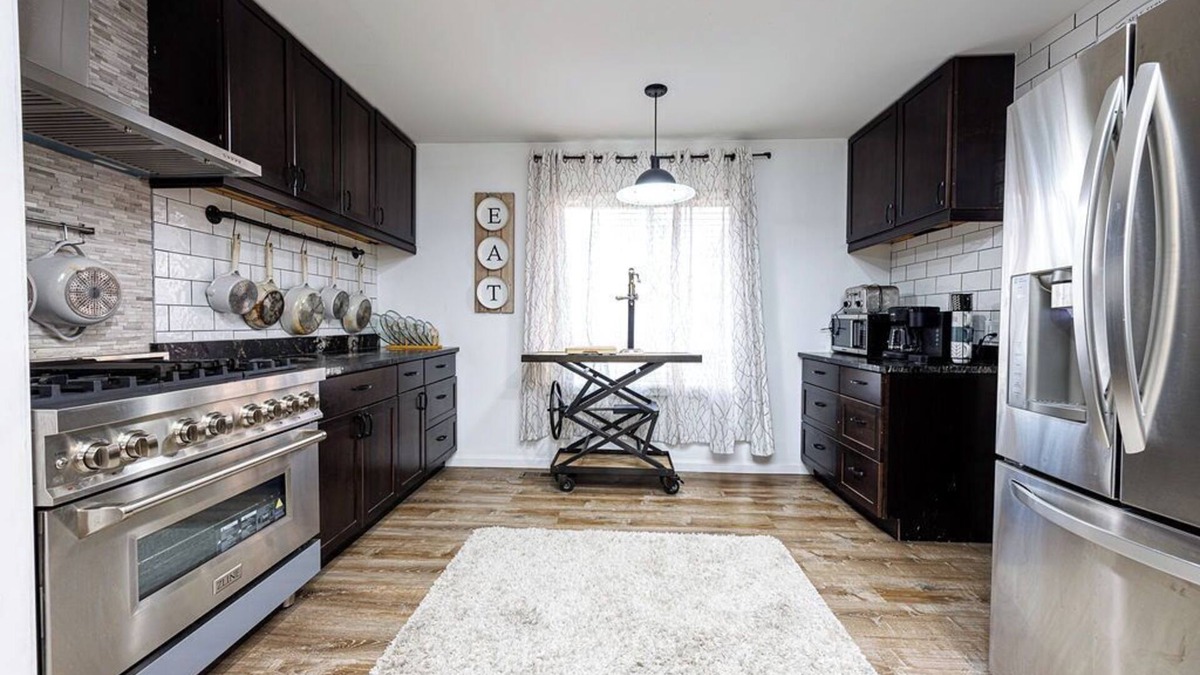 Kettering House | Spacious 6-bedroom house in Dayton Ohio.
