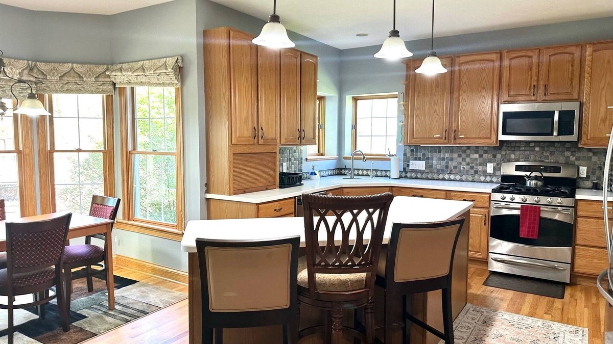 Hudson House | Spacious 6-bedroom house in delightful Hudson with WiFi, AC