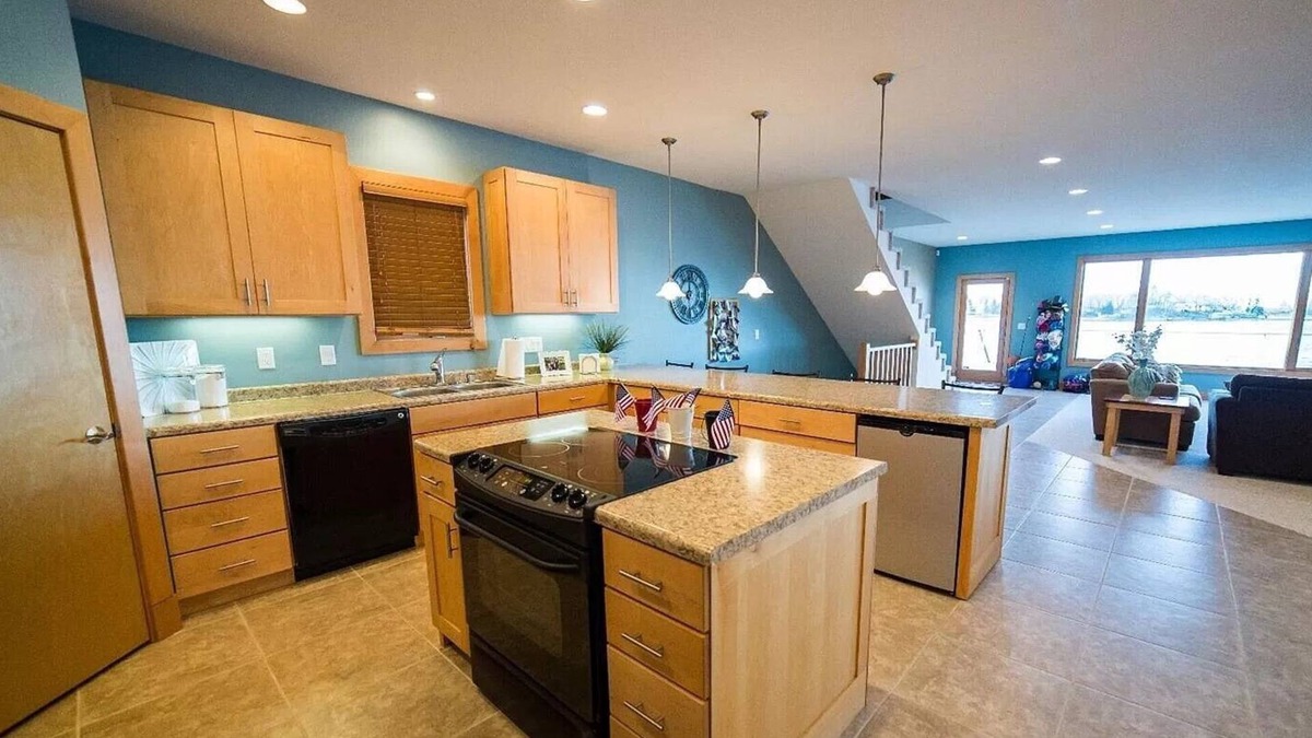 Ventura House | Spacious 6 Bedroom Lake Front Home with Beautiful Lake Views!